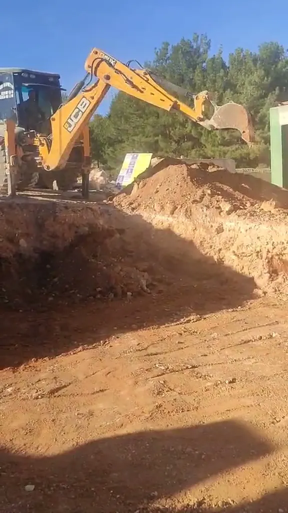 Gaziantep'te temel kazısı yapan JCB kazıcı yükleyici