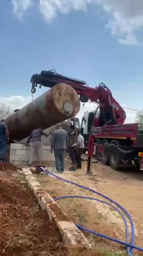Vinçle büyük tankın sahaya indirilmesi